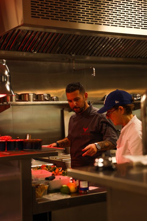 Chefs travaillant dans une cuisine ouverte