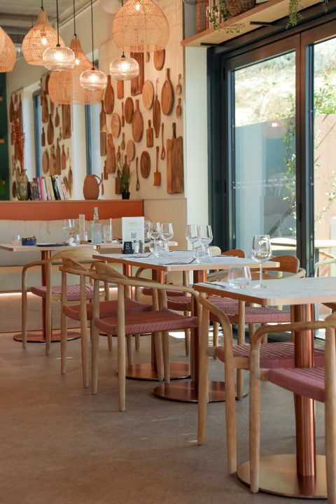 Salle de restaurant avec tables en bois et chaises Osteria Lume