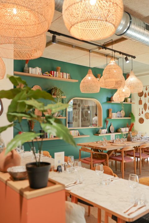 Intérieur de restaurant avec plantes et luminaires
