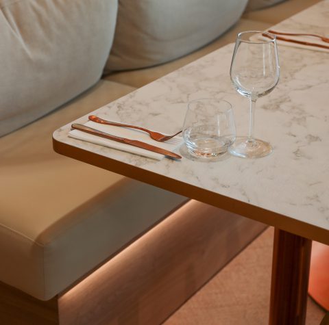Table dressée pour un repas dans un restaurant Sophia