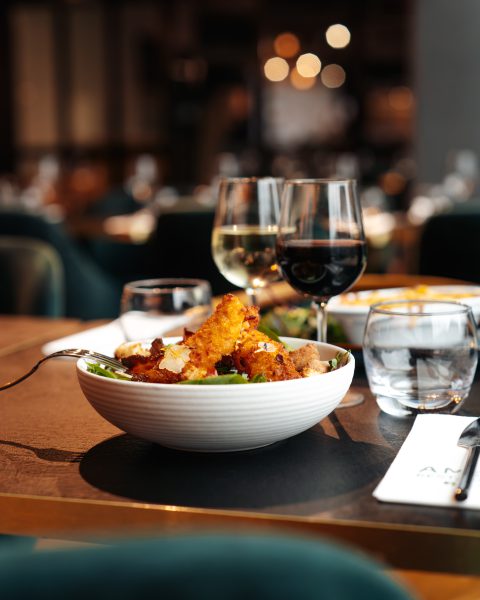 Table avec deux plats et 2 verres de vin Osteria Lume