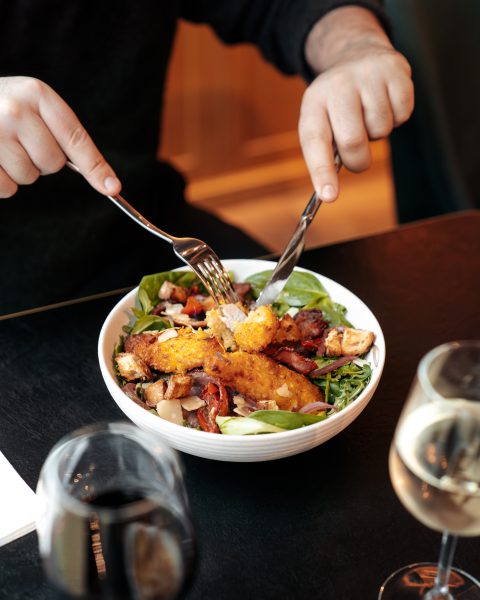 vue d'une personne qui s'apprête à manger sa salade Osteria Lume