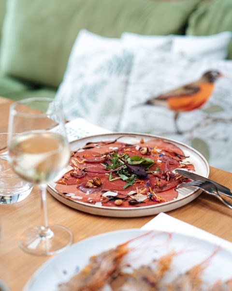 Plat servi sur une table avec un verre de vin Osteria Lume