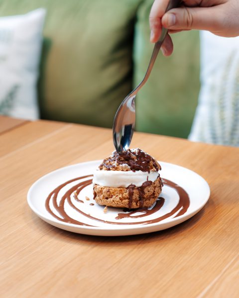 personne qui s'apprête à manger son dessert Osteria Lume
