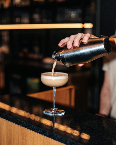 Barman qui prépare un cocktail Osteria Lume