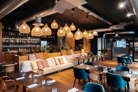 Salle de restaurant moderne avec lumière chaude Osteria Lume
