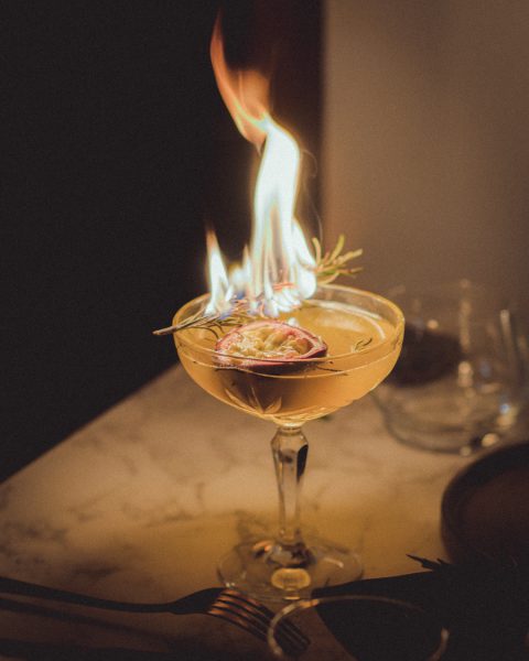 Cocktail flambé sur un bar Sophia