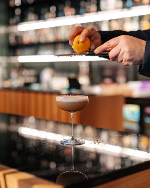 Barman préparant un cocktail Lesquin