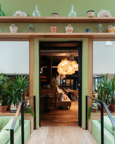 Entrée de restaurant avec lumière chaleureuse Osteria Lume