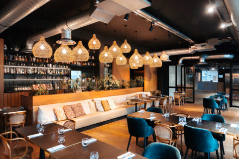 Salle de restaurant moderne avec lumière chaude a Lesquin