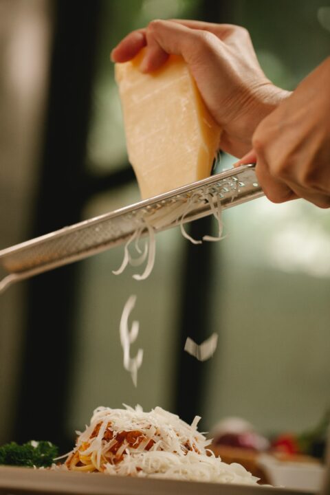 Personne râpant du fromage Shopia Antipolis Osteria Lume