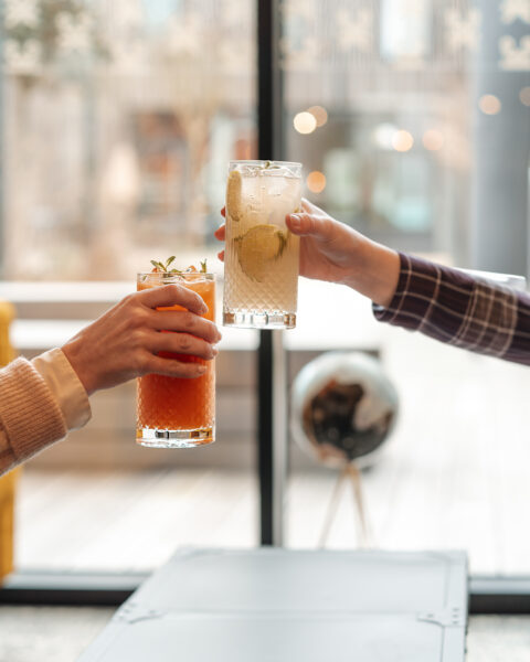 Deux personnes trinquant avec des boissons Osteria Lume Lesquin