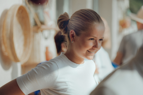Femme souriante dans un restaurant Osteria Lume